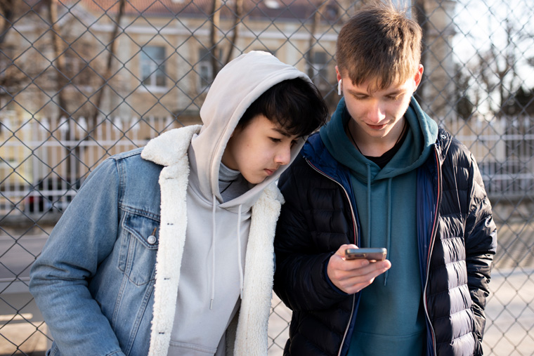 teens-using-smartphone-6